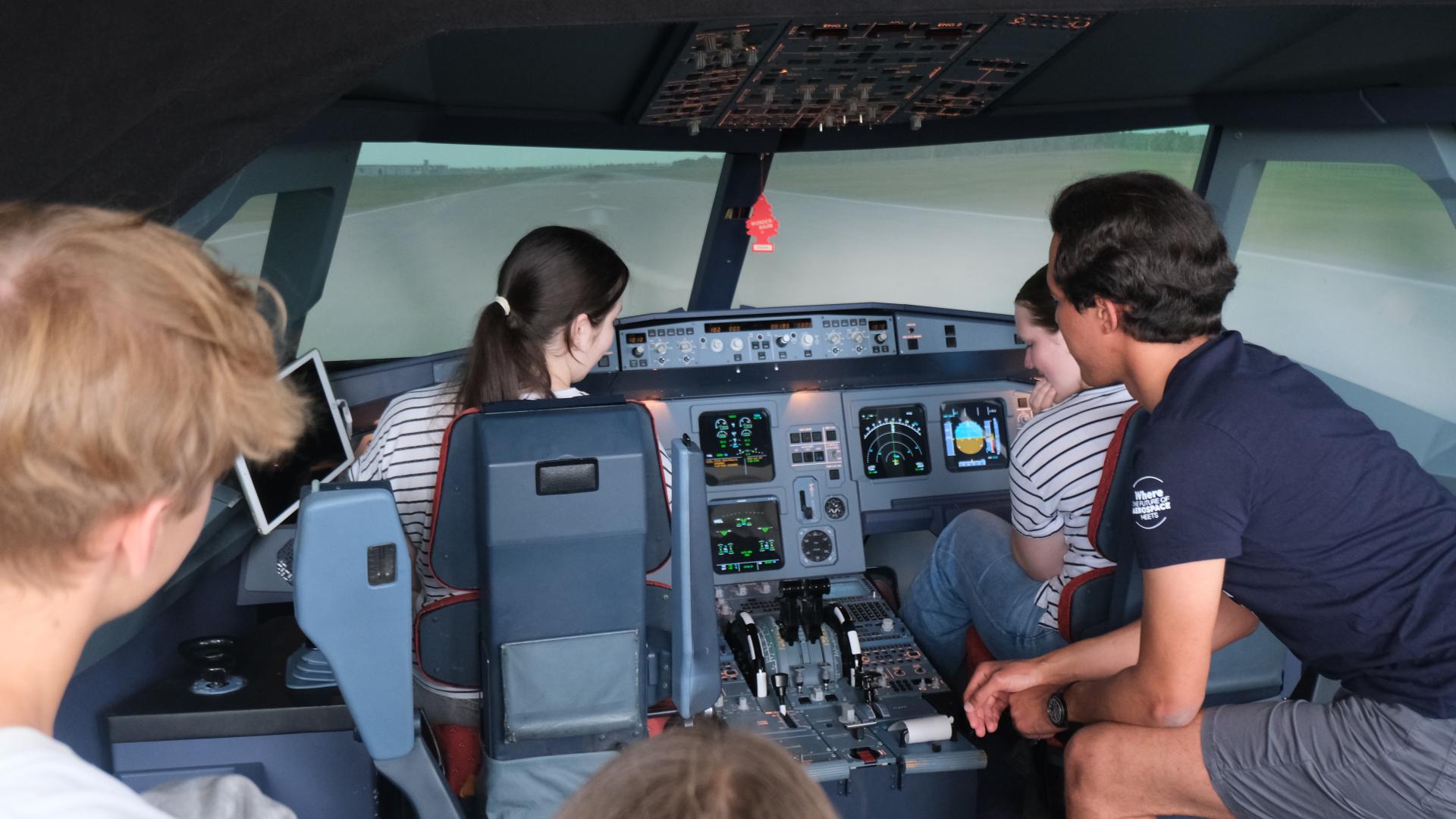Besucherinnen im Forschungssimulator A320