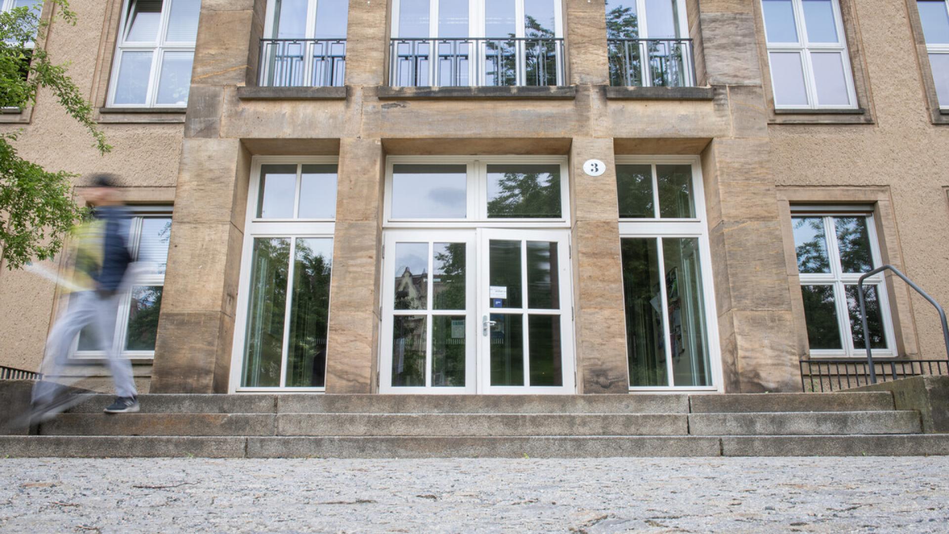 Gebäudeeingang Gerhart-Potthoff-Bau