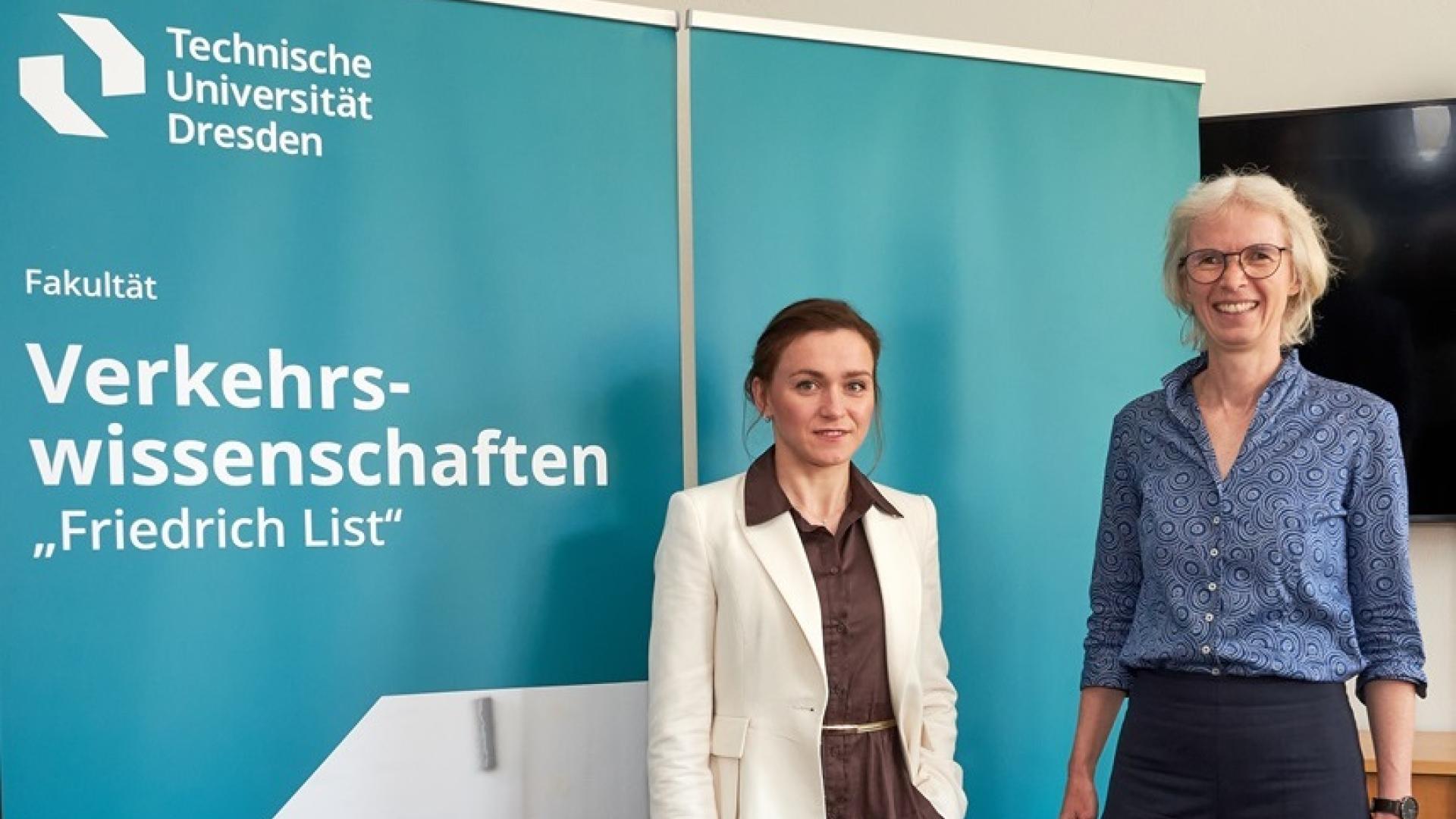 Begrüßung von Prof. Menzel durch Dekanin Prof. Regine Gerike
