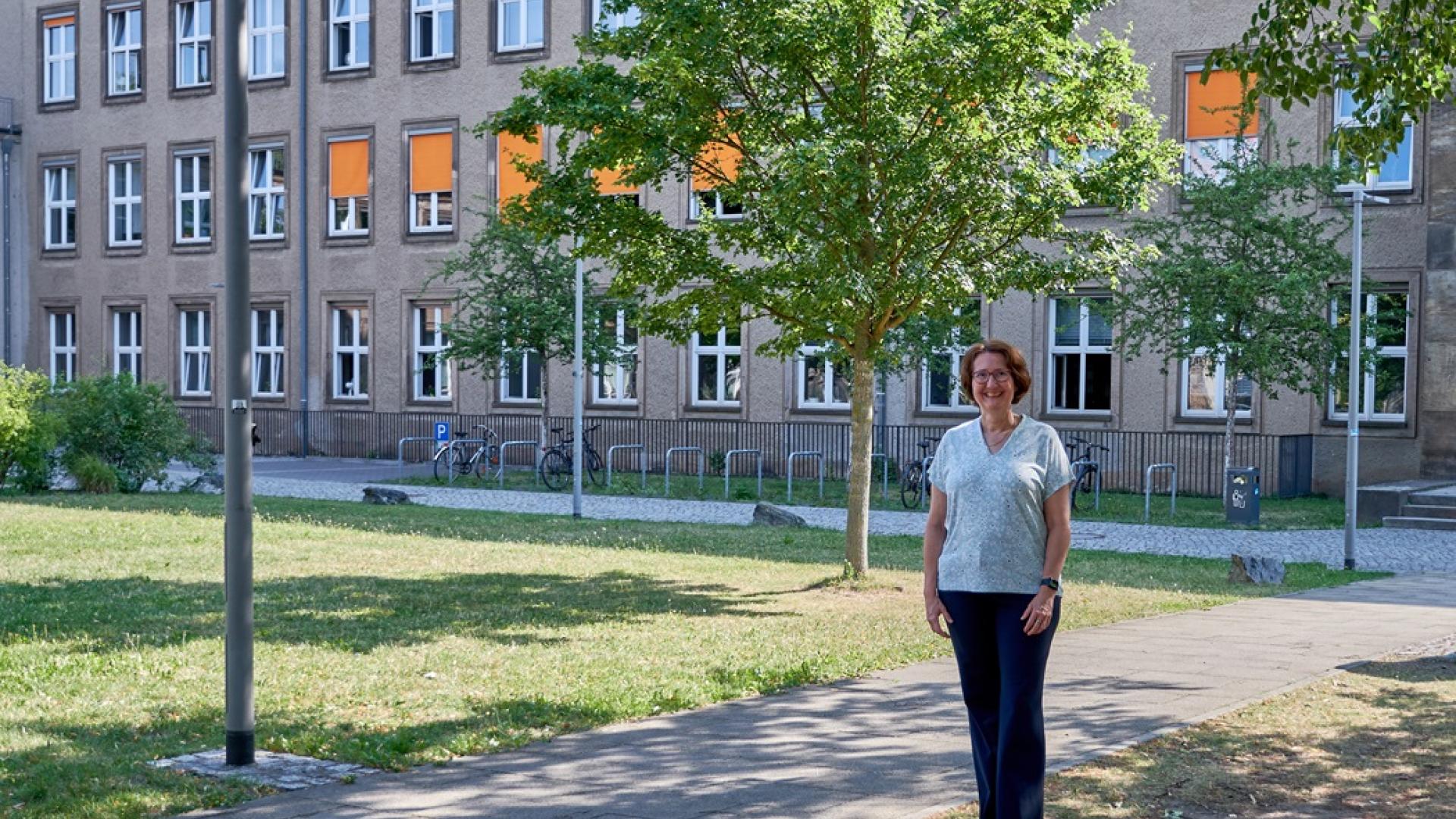 Prof. Astrid Gühnemann vor dem Gerhart-Potthoff-Bau