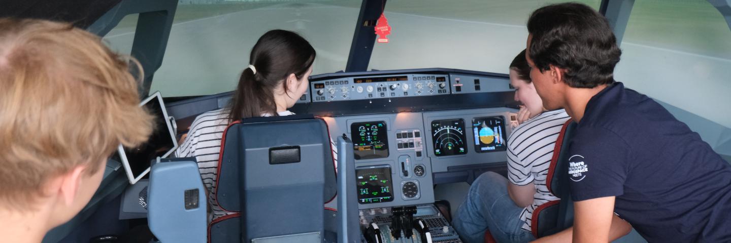 Besucherinnen im Forschungssimulator A320