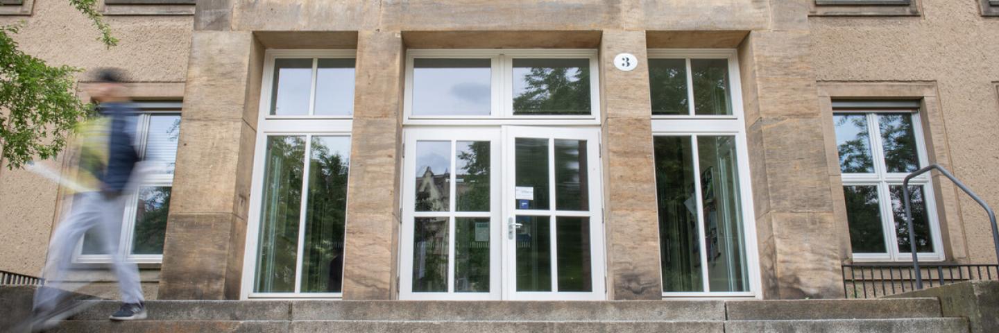 Gebäudeeingang Gerhart-Potthoff-Bau