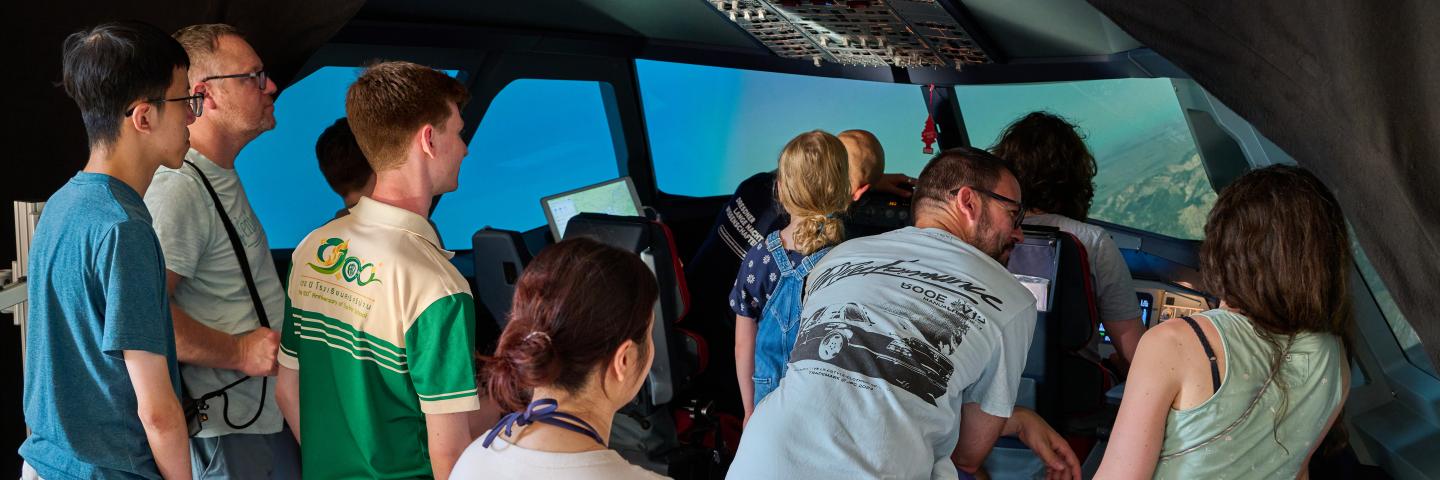 Gäste der LNdW im Flugsimulator A320