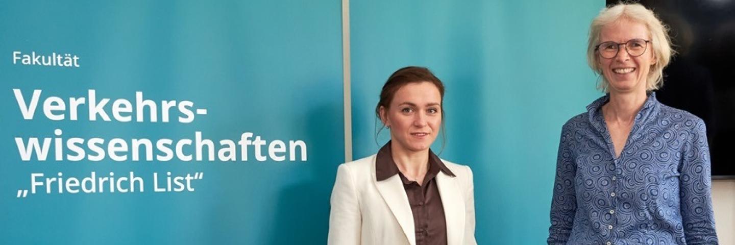 Begrüßung von Prof. Menzel durch Dekanin Prof. Regine Gerike