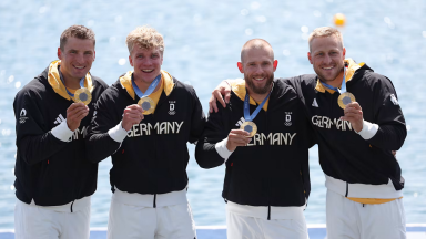 Das Bild zeit die deutsche Mannschaft im Kanu 4er mit olympischem Gold