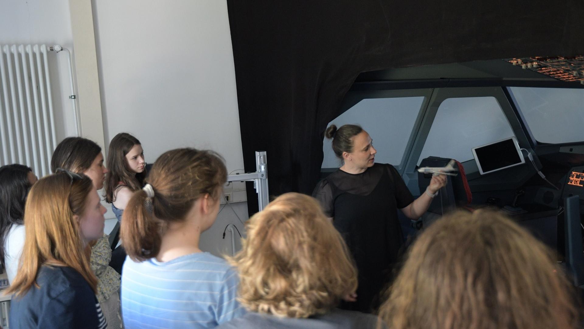 Das Bild zeigt Schülerinnen der Klassenstufe 10 im Flugsimulator der Fakultät Verkehrswissenschaften