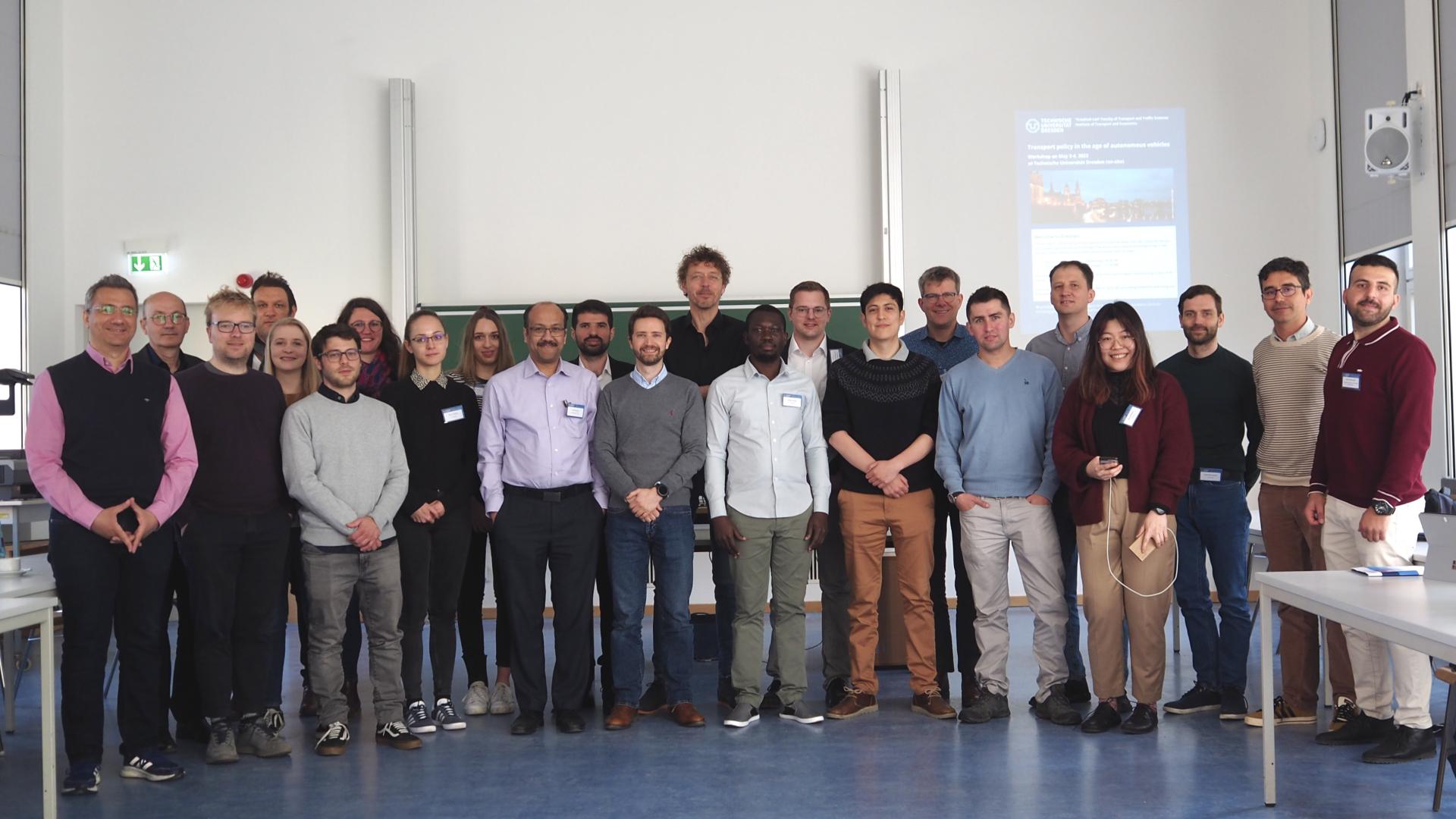 Ein Gruppenbild mit ca. 30 Personen in einem Seminarraum vor einer Tafel