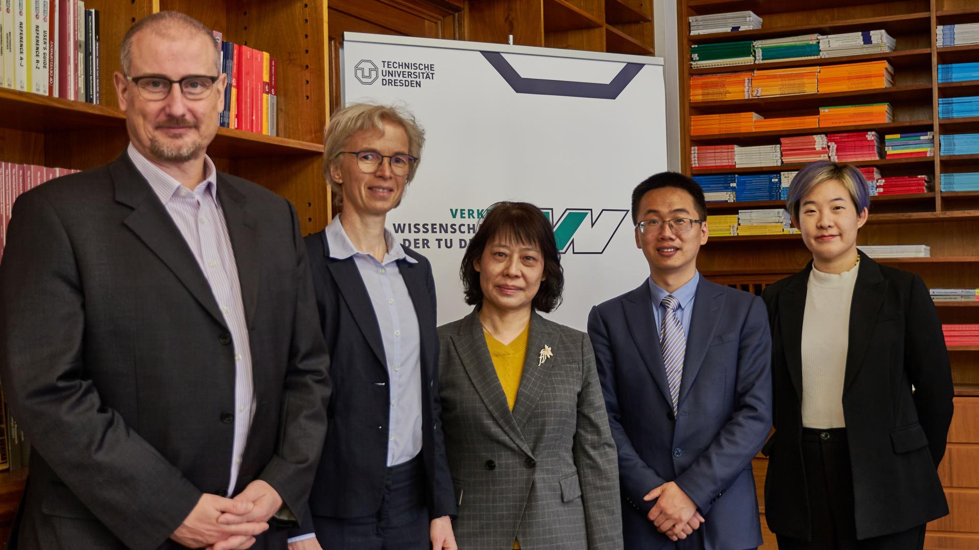 Zwei Männer und Drei Frauen vor dem Banner der Fakultät Verkehrswissenschaften