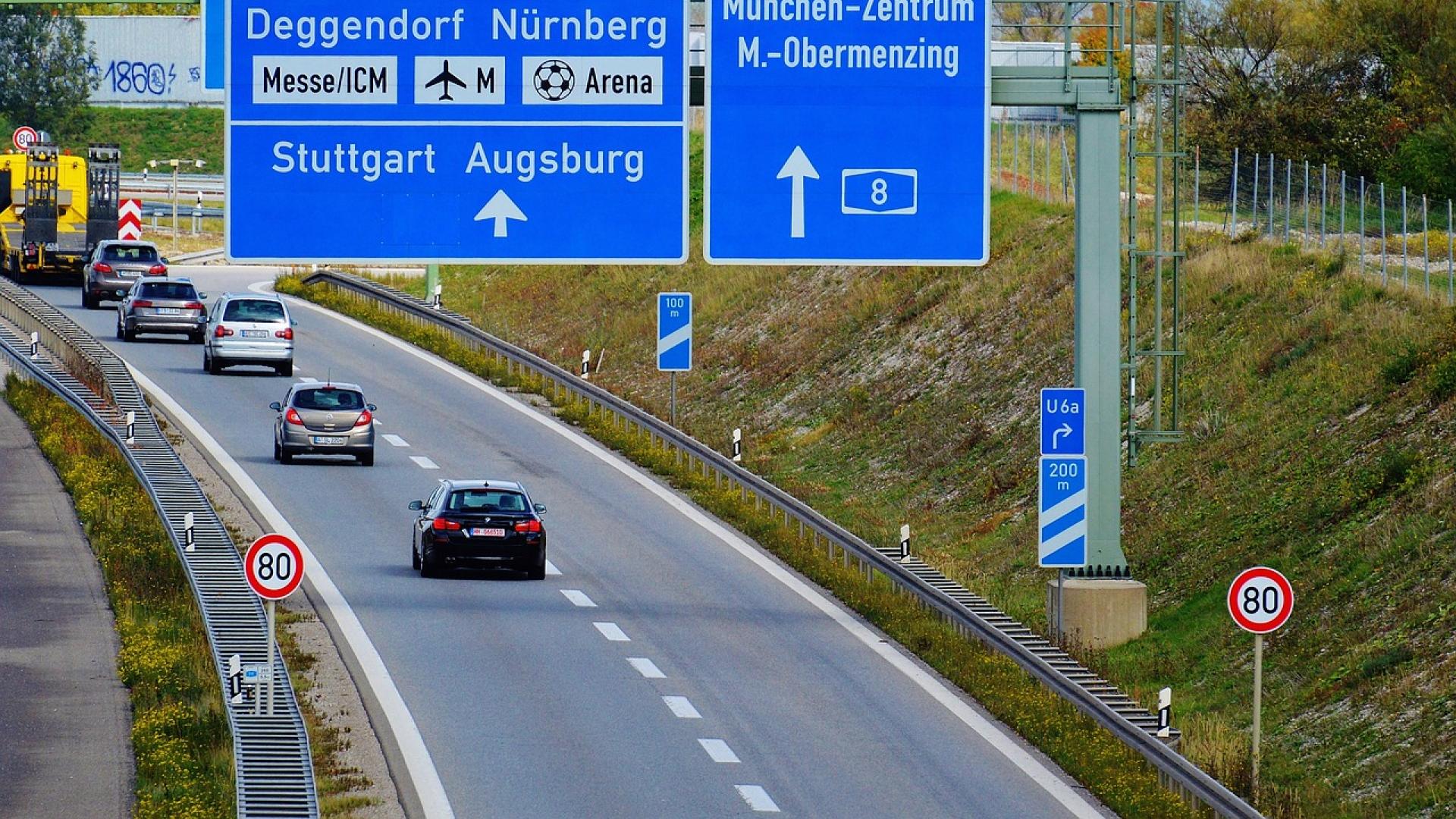 Fahrspuren auf einer Deutschen Autbahn
