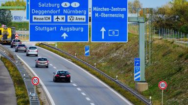 Fahrspuren auf einer Deutschen Autbahn