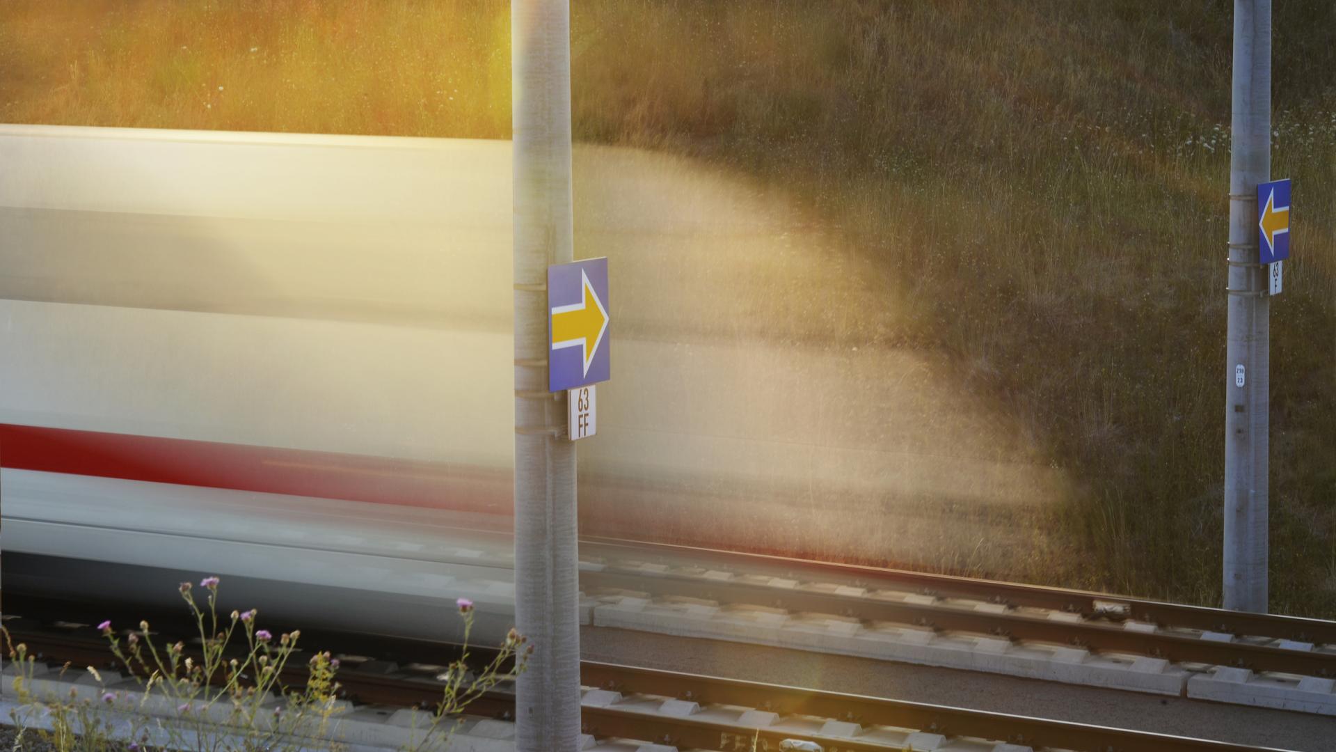 ETCS Signal, gelber Pfeil auf blauem Grund.