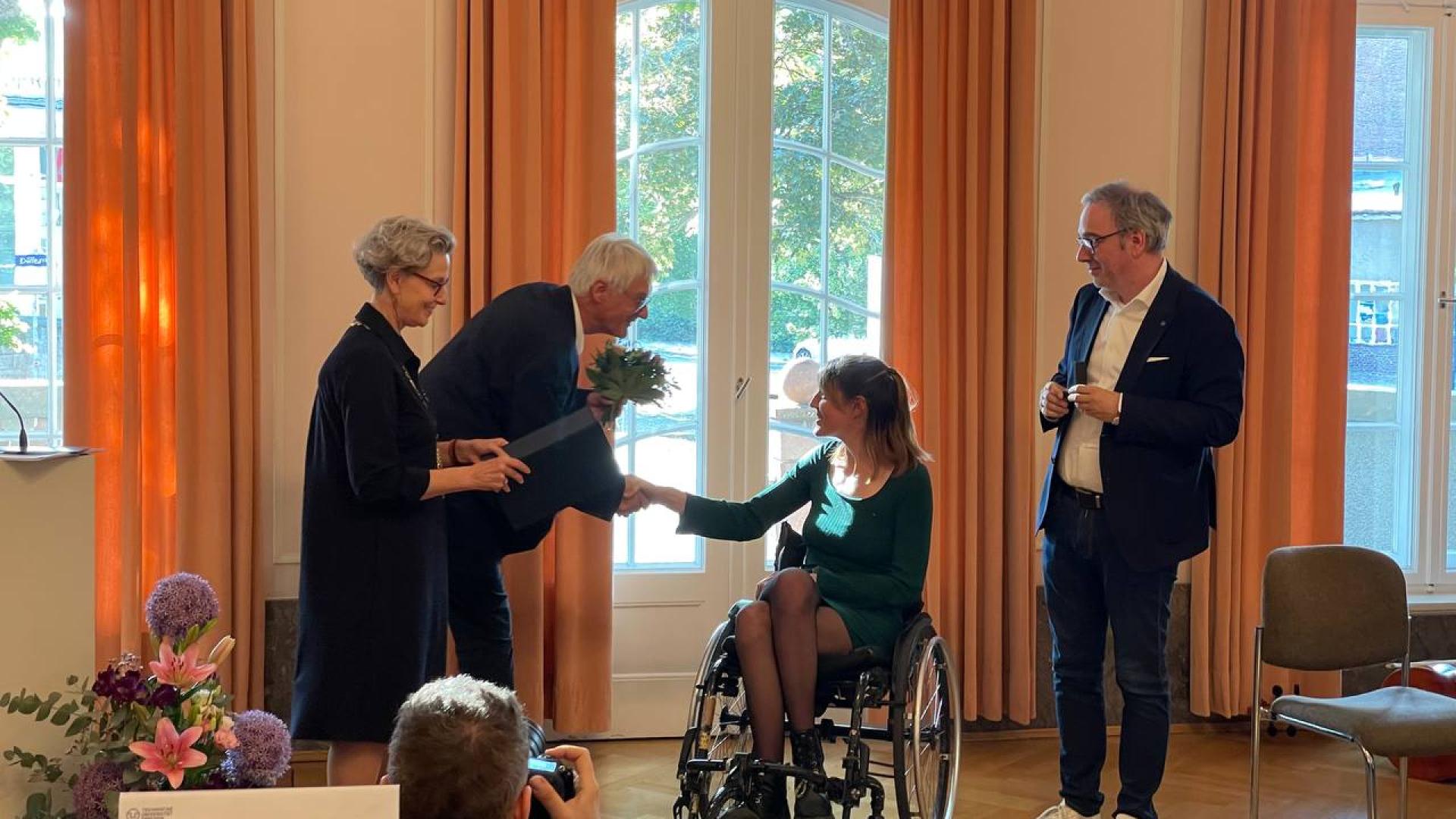 Lisa Iden bekommt die Ehrennadel überreicht