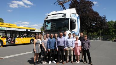 Mitarbeitende der Professur für Elektrische Bahnen vor einem Oberleitungs-Hybrid-Lkw