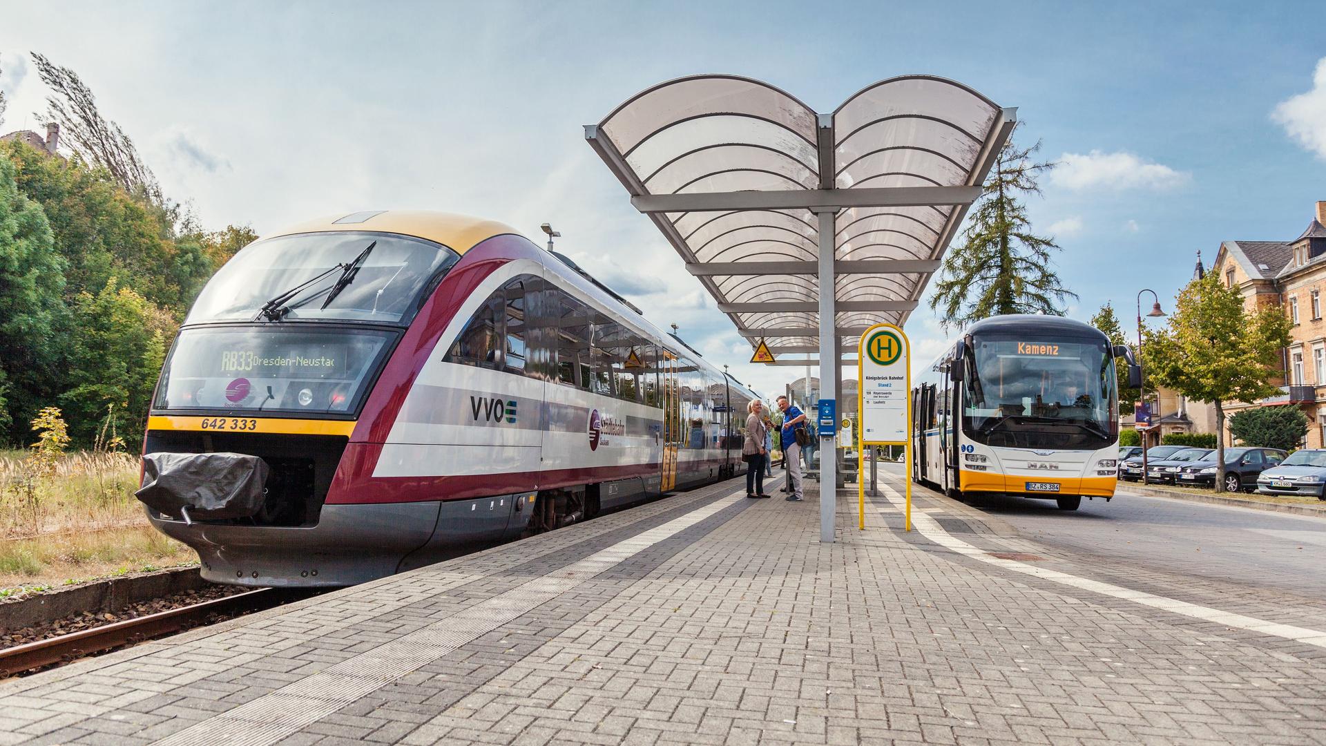 Mitteldeutsche Regiobahn (MRB), Regionalbus Oberlausitz (RBO), an der Übergangsstelle Königsbrück