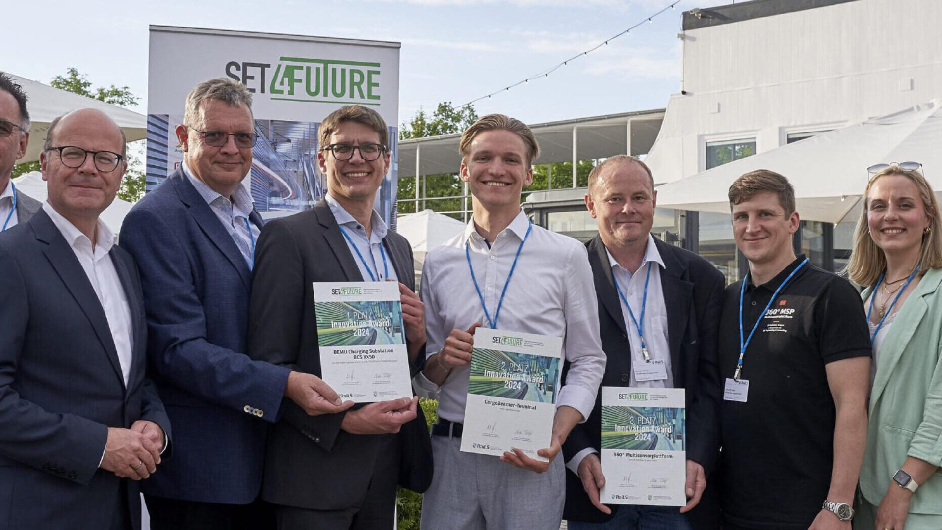 Gruppenfoto Juroren und Preisträger
