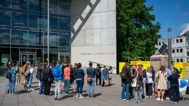 The photo shows prospective students in front of the lecture hall center on Uni-Tag2022.