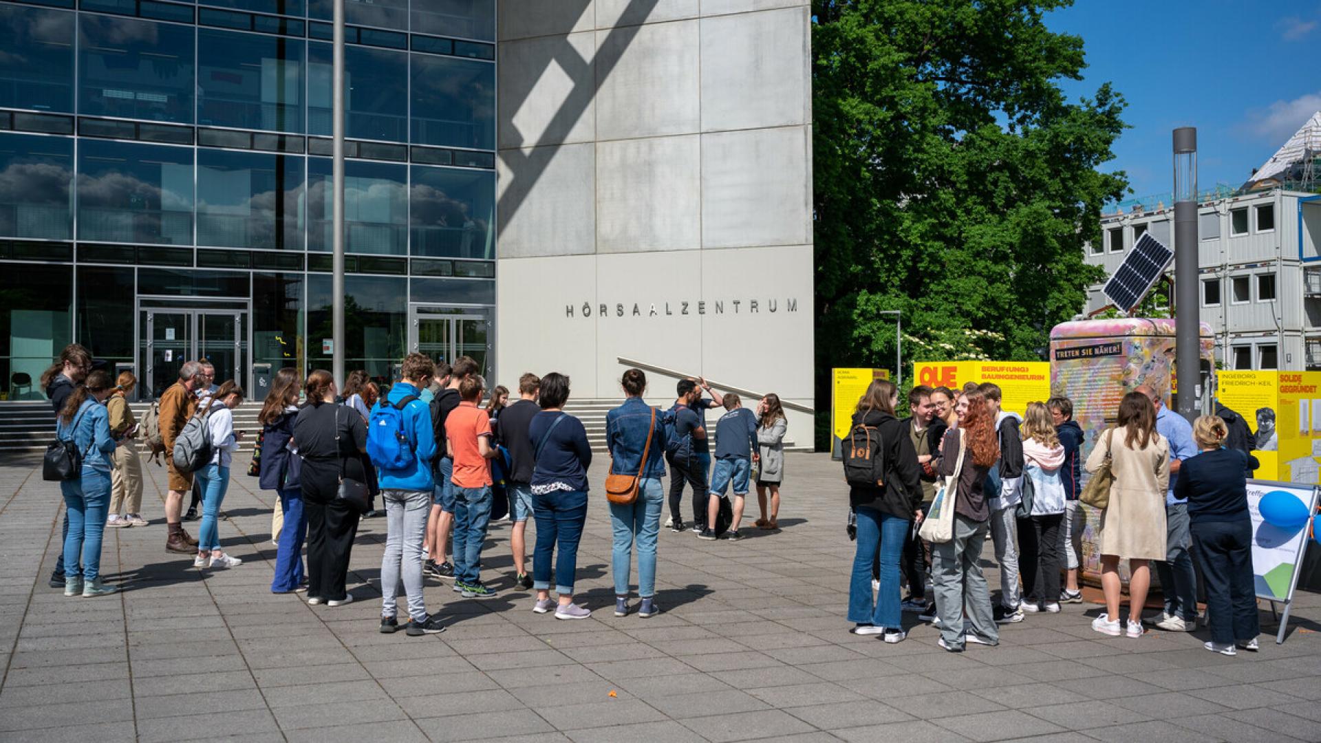 Das Foto zeigt Studieninteressierte vor dem Hörsaalzentrum am Uni-Tag2022. 