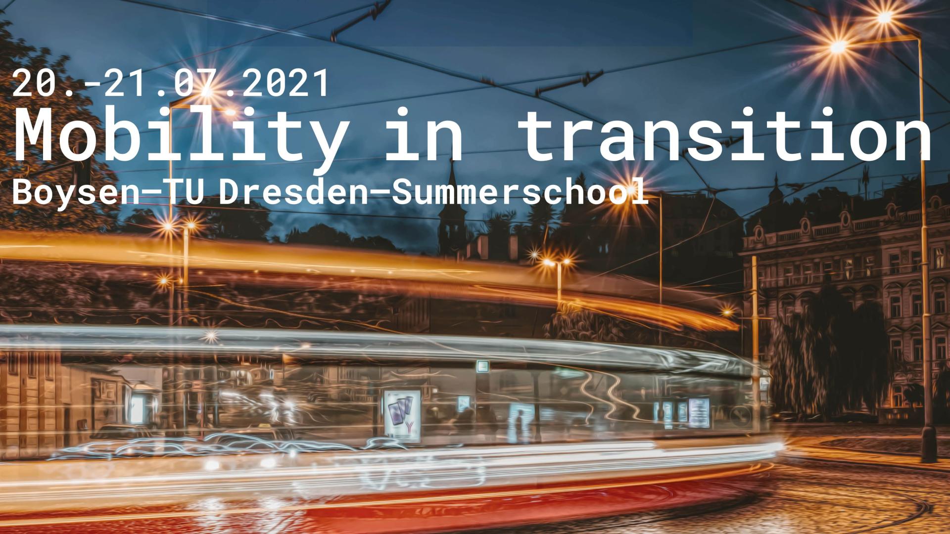 Straßenbahn fährt durch nächtliche Stadt