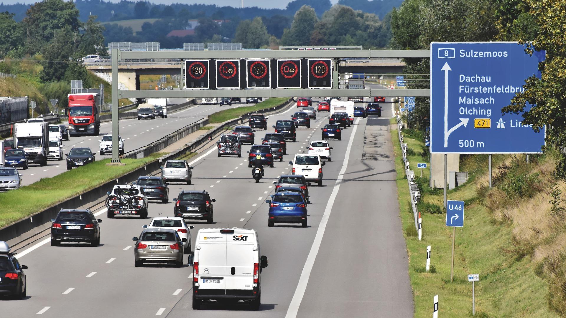 Dreispurige Autobahn, viel Verkehr, Tempolimit 120 auf Tafeln