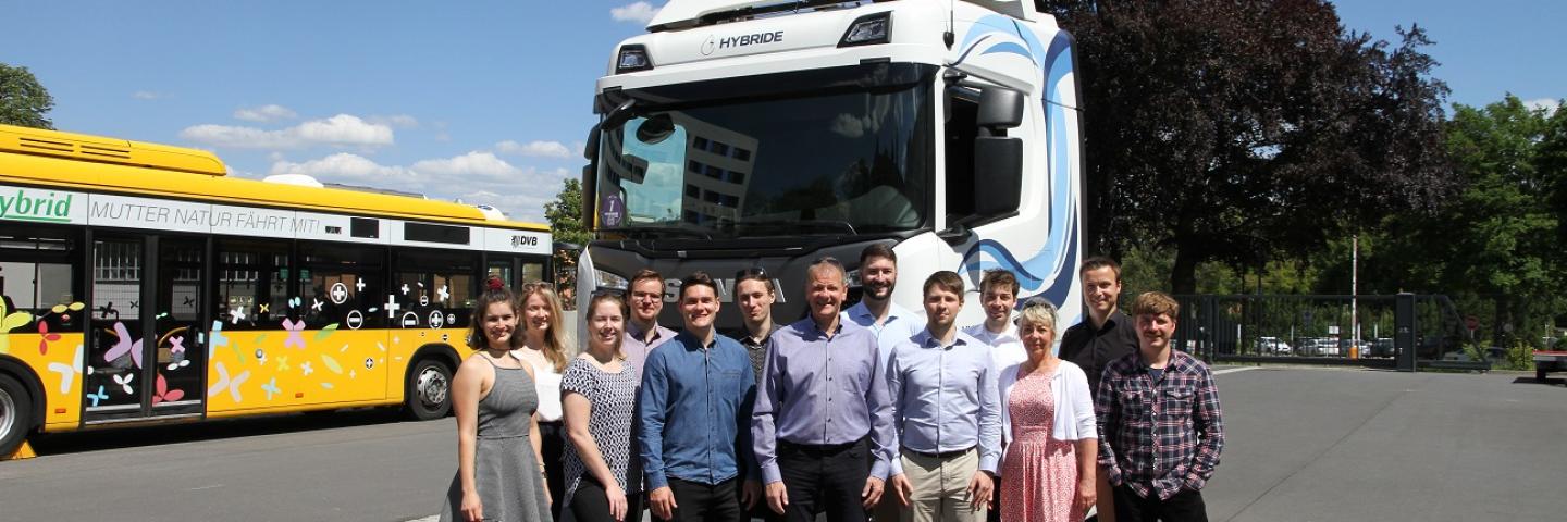 Mitarbeitende der Professur für Elektrische Bahnen vor einem Oberleitungs-Hybrid-Lkw
