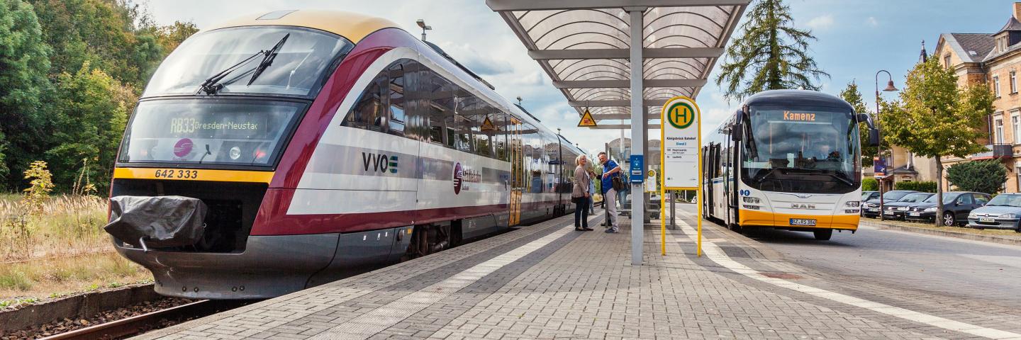 Mitteldeutsche Regiobahn (MRB), Regionalbus Oberlausitz (RBO), an der Übergangsstelle Königsbrück