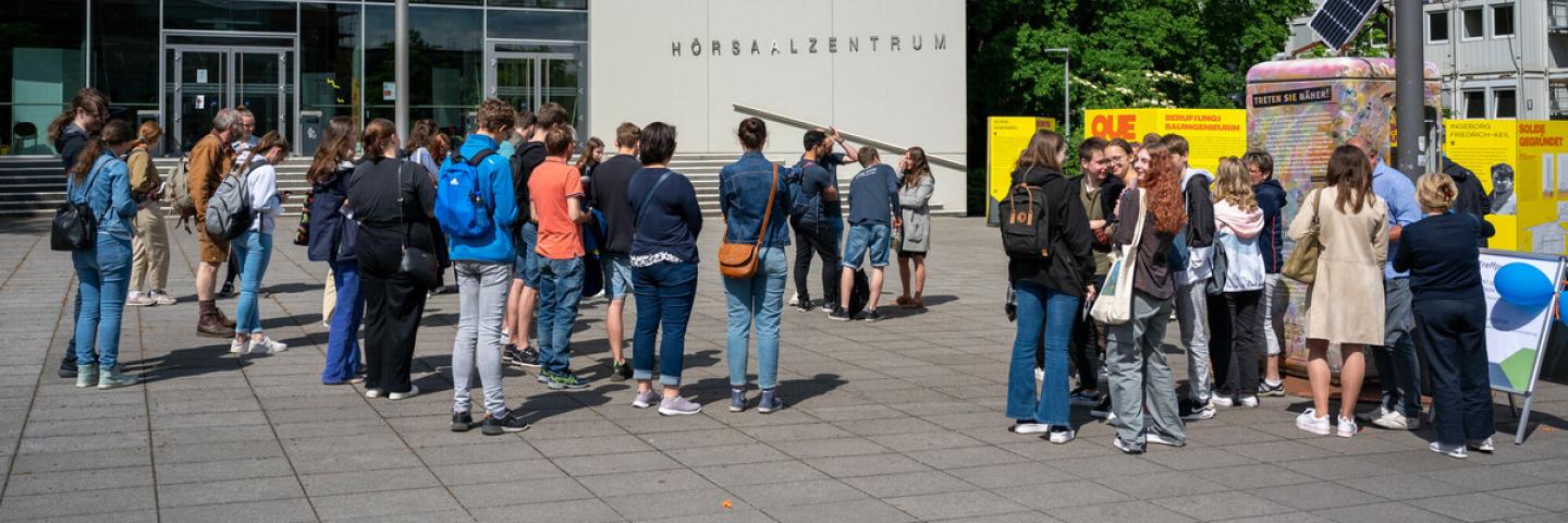 The photo shows prospective students in front of the lecture hall center on Uni-Tag2022.