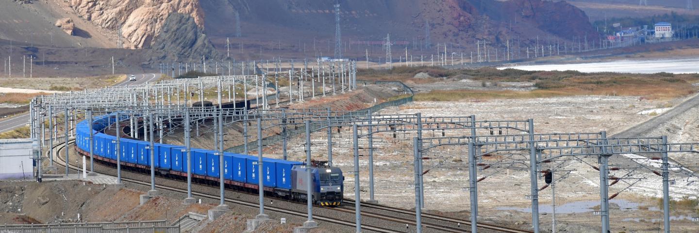 Güterzug fährt durch eine kahle Landschaft