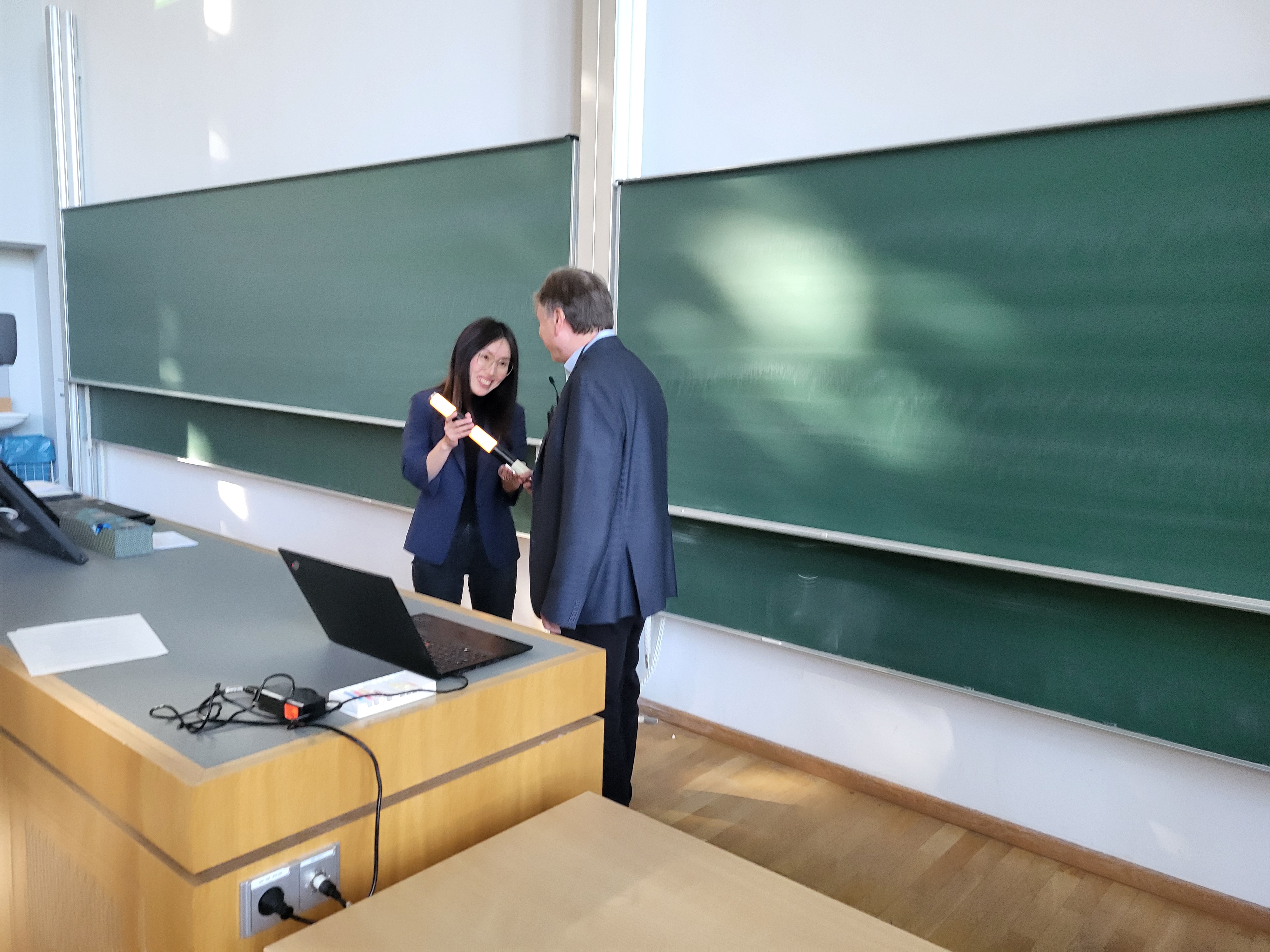 Symbolische Übergabe des Staffelstabs an Prof. Yihui Wang