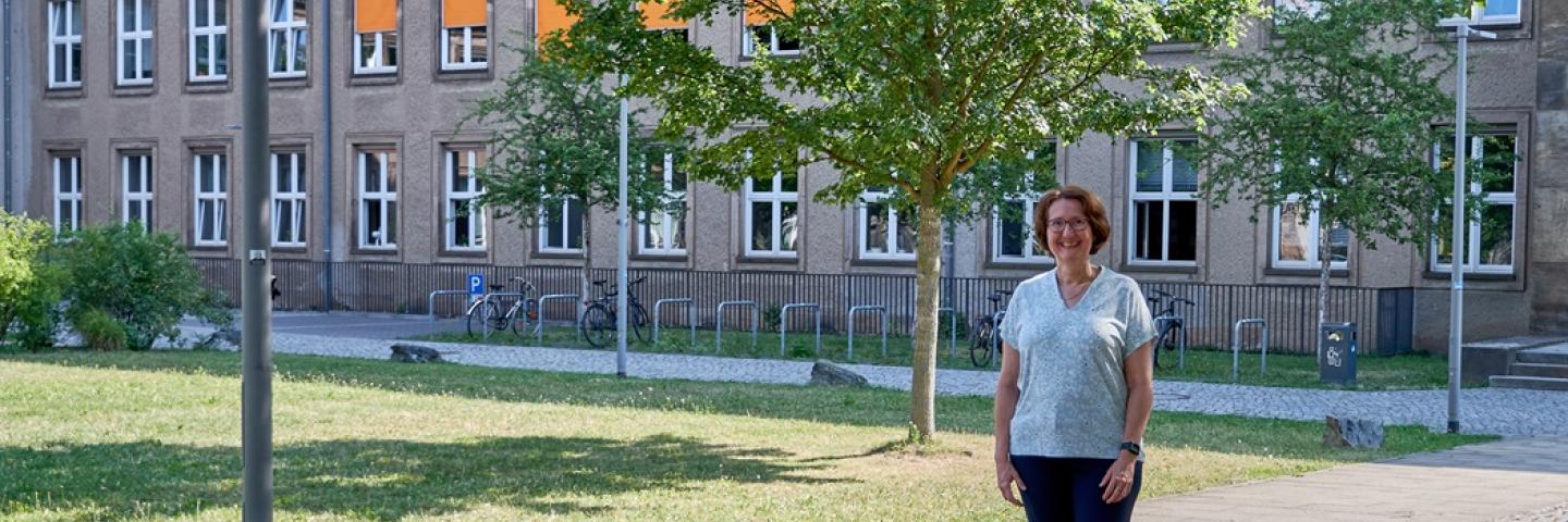 Prof. Astrid Gühnemann vor dem Gerhart-Potthoff-Bau