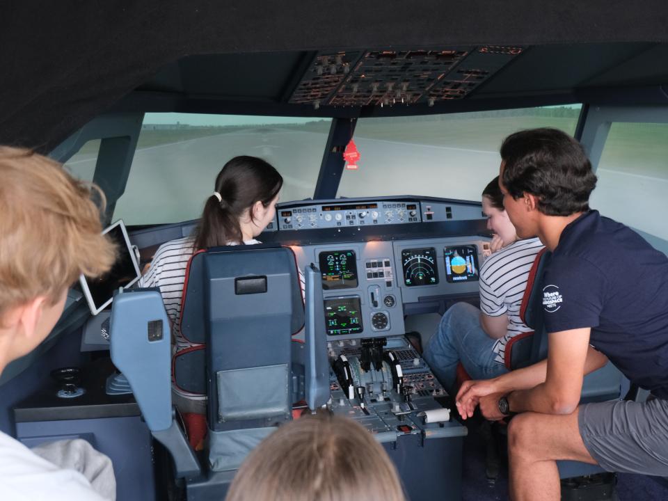 Besucherinnen im Forschungssimulator A320