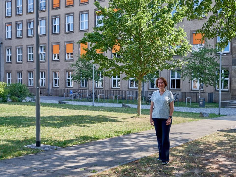 Prof. Astrid Gühnemann vor dem Gerhart-Potthoff-Bau